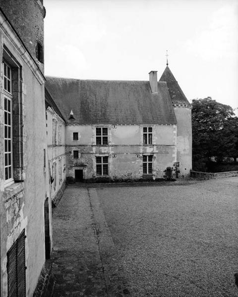 Façade nord sur cour, aile sud, vue d'ensemble.