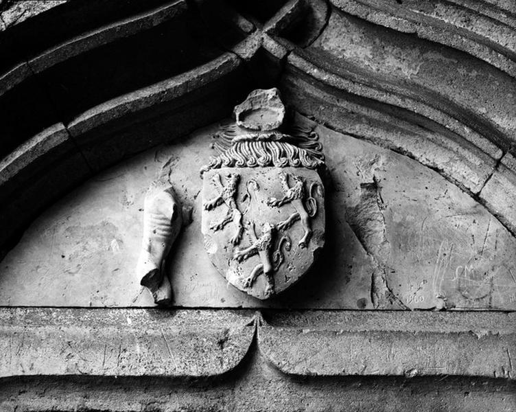 Corps antérieur, tourelle d'escalier, détail des armoiries de Lancelot de Boucard : trois lions armés passant avec deux lévriers en soutien.