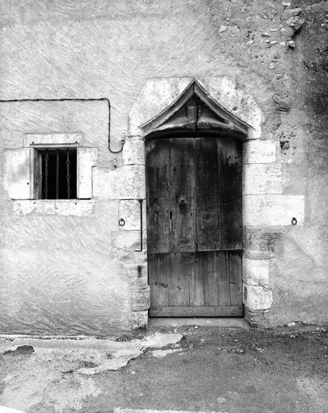 Façade sud, porte et fenêtre.