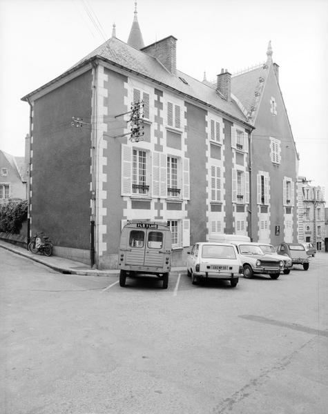 Façade ouest sur la rue de la Panneterie.
