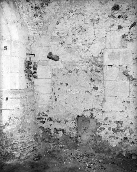 Rez-de-chaussée, mur est, face interne : fenêtre murée.