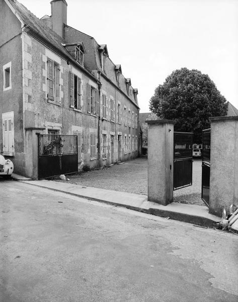 Façade perpendiculaire à la rue.