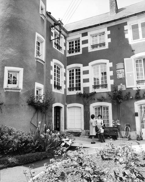 Aile ouest, façade sur cour (détail).