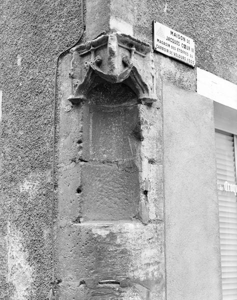 Angle nord-est : niche à dais.