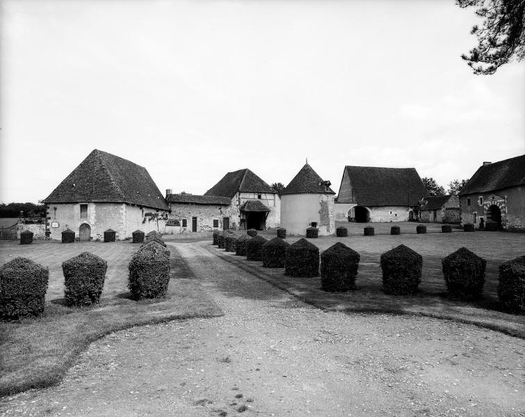 Vue d'ensemble des communs, prise du château.