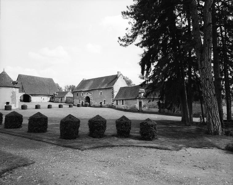 Vue d'ensemble de la grange sud, prise du château.