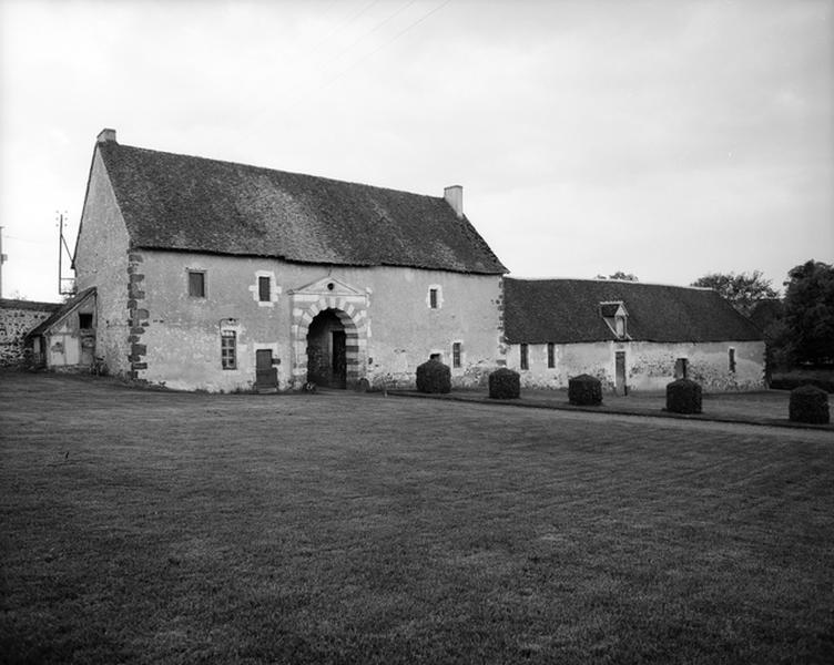 Vue d'ensemble des étables et du passage d'entrée sud, façades nord.