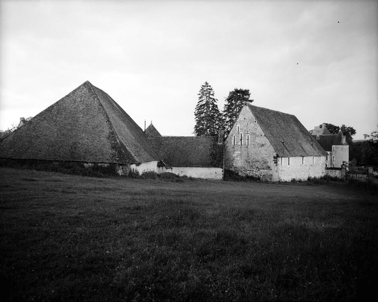 Vue d'ensemble des communs et de la grange nord, vue prise de l'Est.