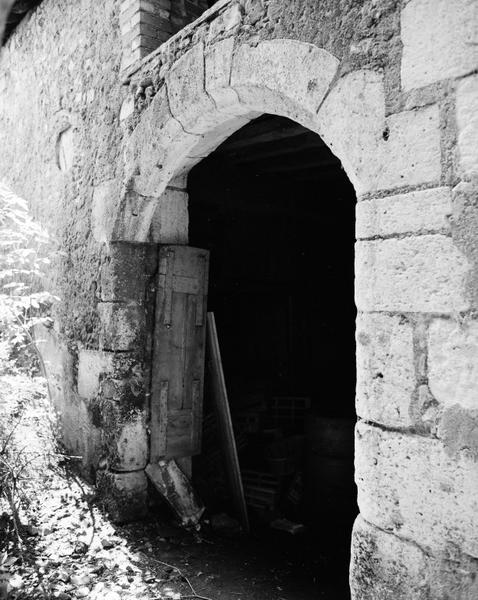 Porte de grange donnant sur la ruelle.