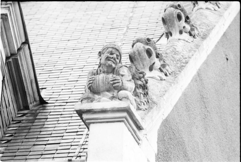 Mur pignon est : figure d'amortissement sud-est : vendangeur.