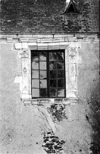 Façade orientale, partie sud, vue d'ensemble de la fenêtre de droite du deuxième niveau.