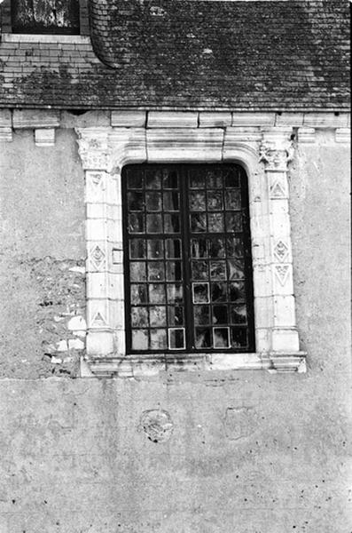 Façade orientale, partie sud, vue d'ensemble de la fenêtre centrale du deuxième niveau.