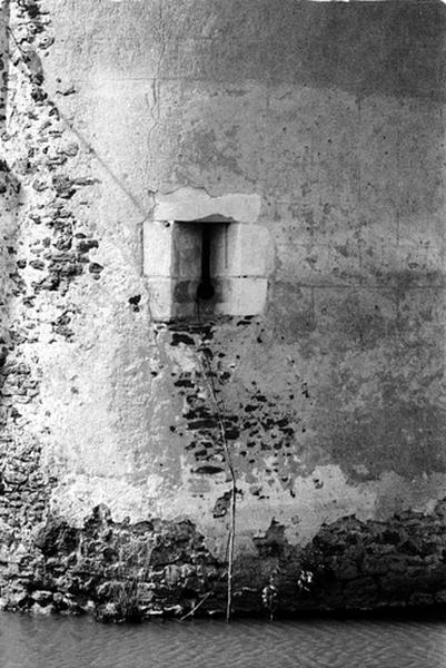 Tour de l'angle sud-Est, détail embrasure de tir.