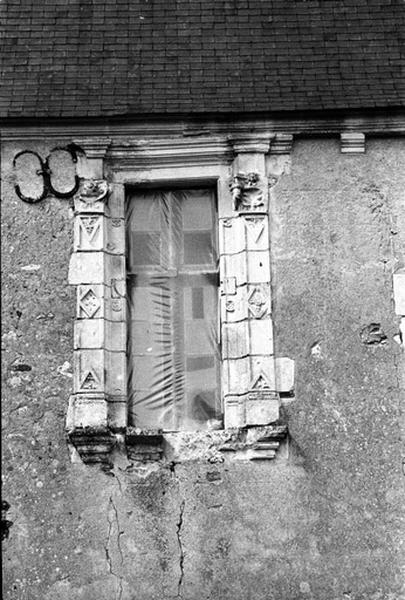 Façade sud externe, aile sud, vue d'ensemble de la fenêtre de droite.