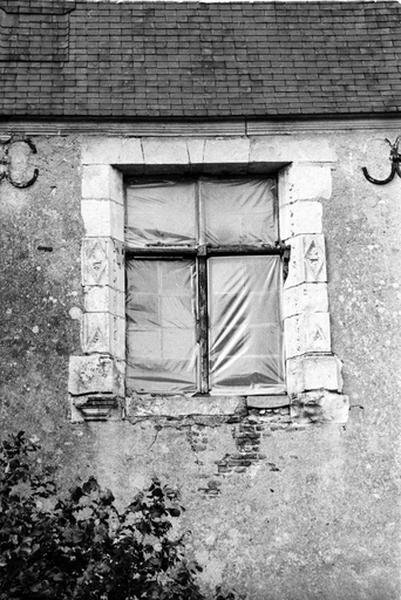 Façade sud externe, aile sud, vue d'ensemble de la fenêtre de gauche.