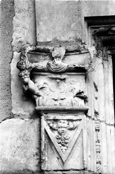 Façade ouest sur cour, partie sud, fenêtre gauche du premier niveau, détail du pilastre gauche surmonté d'un chapiteau.