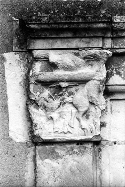 Façade ouest sur cour, partie sud, porte du premier niveau, détail du chapiteau gauche.