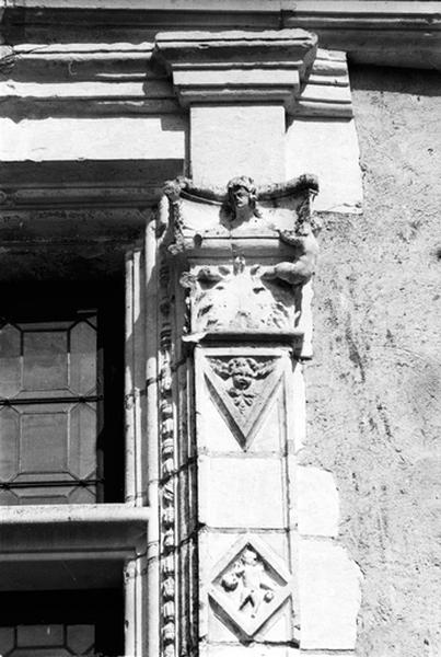 Façade ouest sur cour, partie sud, fenêtre gauche du deuxième niveau, détail du pilastre droit surmonté d'un chapiteau.