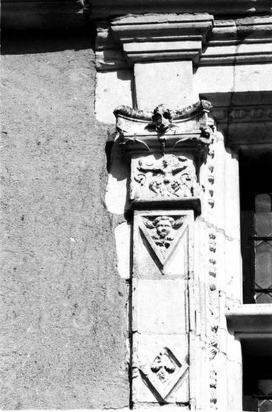 Façade ouest sur cour, partie sud, fenêtre gauche du deuxième niveau, détail du pilastre gauche surmonté d'un chapiteau.