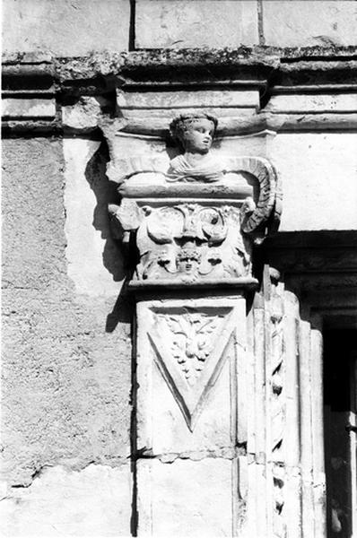 Façade ouest sur cour, partie sud, fenêtre gauche du premier niveau, détail du pilastre gauche surmonté d'un chapiteau.