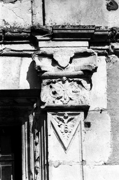 Façade ouest sur cour, partie sud, fenêtre gauche du premier niveau, détail du pilastre droit surmonté d'un chapiteau.