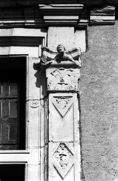 Façade ouest sur cour, partie sud, fenêtre de droite du deuxième niveau, détail du pilastre droit surmonté d'un chapiteau.