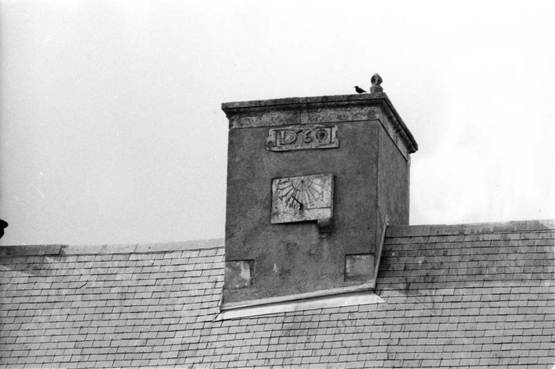 Aile nord, façade sud sur cour, cheminée datée 1560.