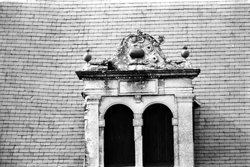 Aile nord, façade sud sur cour, fronton de la lucarne centrale.