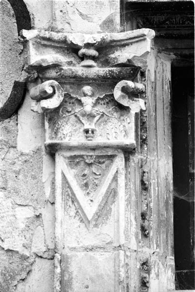 Façade nord sur cour, aile sud, fenêtre de droite du premier niveau, détail du pilastre gauche surmonté d'un chapiteau.