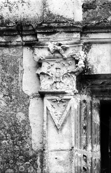 Façade nord sur cour, aile sud, premier niveau, fenêtre de gauche, détail du pilastre gauche surmonté d'un chapiteau.