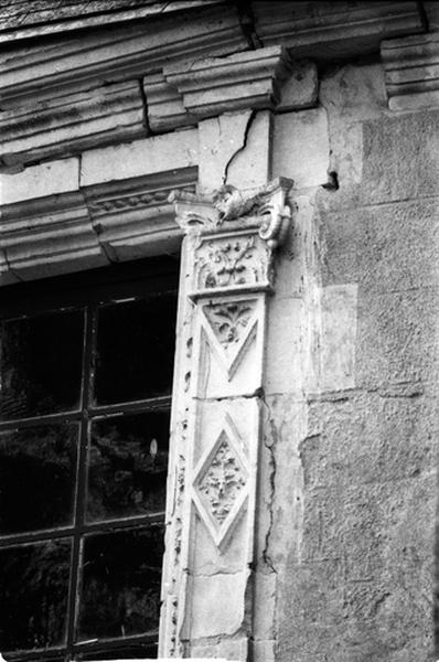 Façade orientale, partie sud, fenêtre de droite du deuxième niveau, détail du pilastre droit surmonté d'un chapiteau.