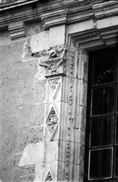 Façade orientale, partie sud, fenêtre de droite du deuxième niveau, détail du pilastre gauche surmonté d'un chapiteau.