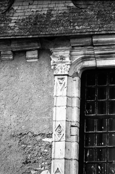 Façade orientale, partie sud, fenêtre centrale du deuxième niveau, détail du pilastre gauche surmonté d'un chapiteau.