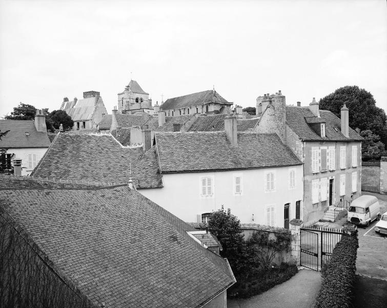 Toitures et façades : au fond, chevet de l'église et beffroi.