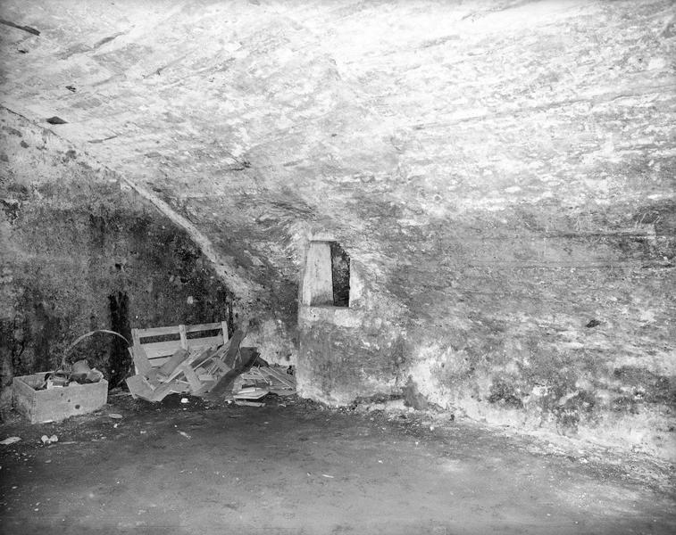 Puits intérieur : cave, puits couvert - place de la Panneterie (4).