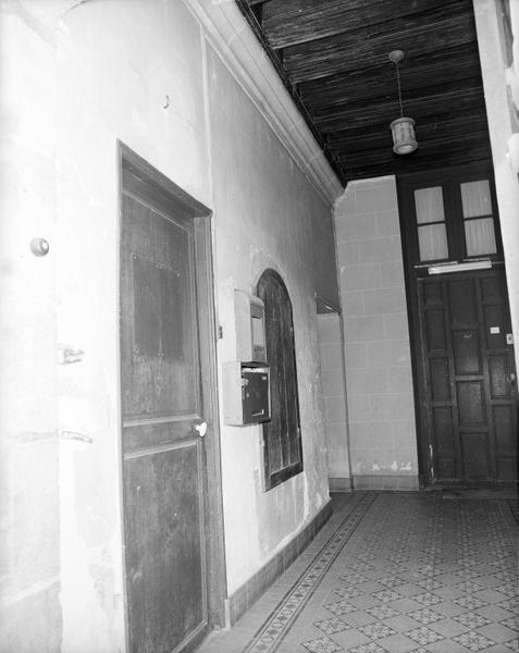 Puits intérieur : au centre du couloir d'entrée, accès au puits- place de la Panneterie (4).