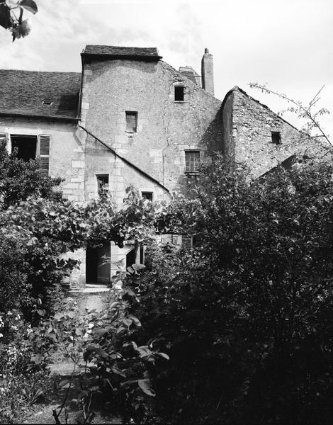 Façade postérieure sur jardin, vue d'ensemble.