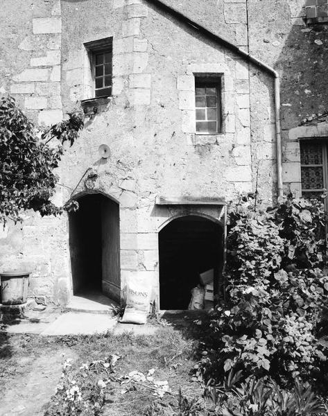 Façade postérieure sur jardin, base de la tourelle d'escalier.
