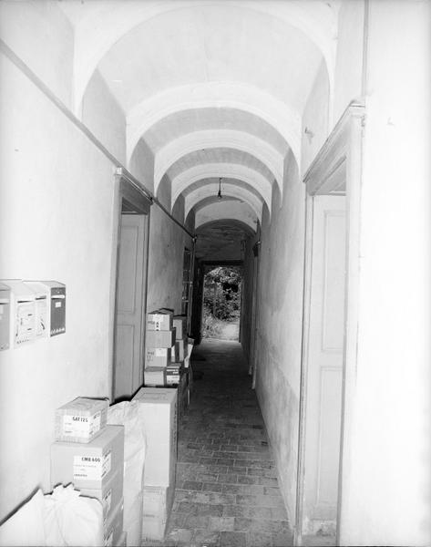 Rez-de-chaussée, couloir transversal, pris d'est en ouest.