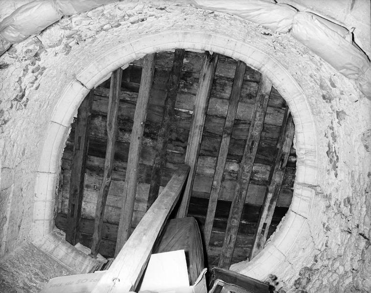 Couverture de la cage : plafond reposant sur une corniche moulurée.