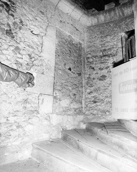 Etage supérieur de la tourelle : porte murée sur le comble.