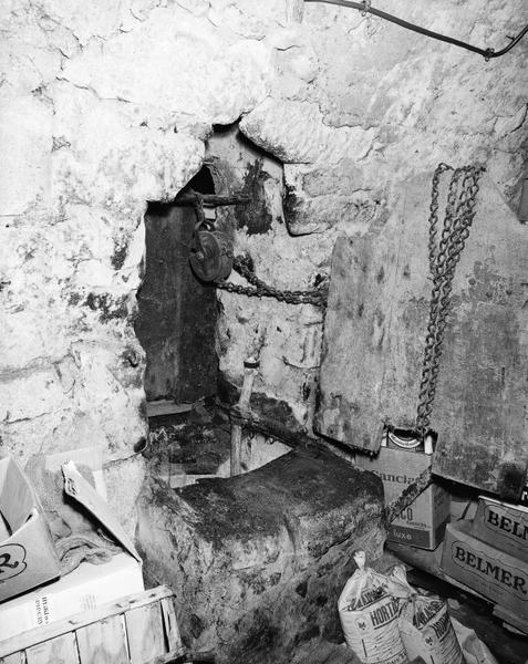Puits intérieur : cave : puits dans l'épaisseur du mur séparant les deux cours, volet ouvert - rue Porte Vieille (4).
