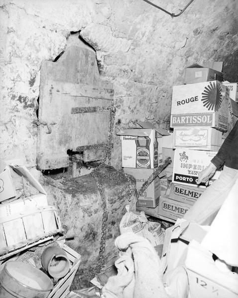 Puits intérieur : cave : puits dans l'épaisseur du mur séparant les deux cours - rue Porte Vieille (4).