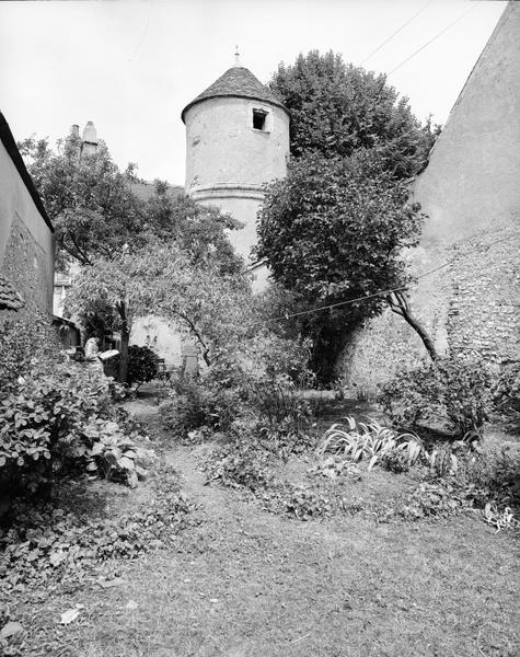 Tourelle d'escalier, prise des jardins.