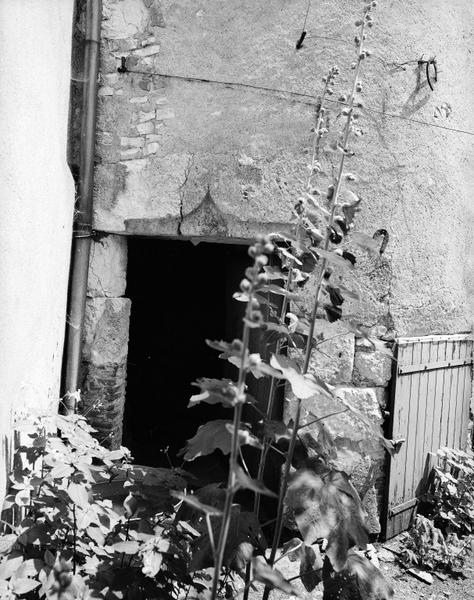 Base de la tourelle : porte d'accès à l'escalier.