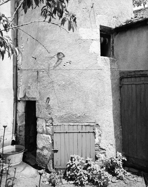 Base de la tourelle : porte d'accès à la cave.