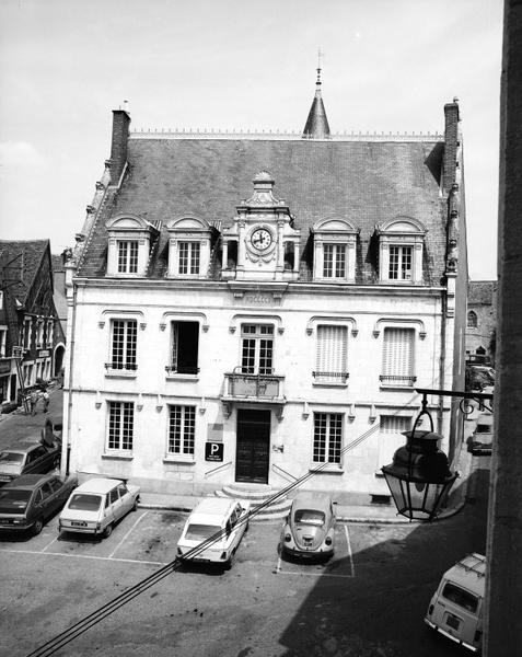 Façade sur la place.