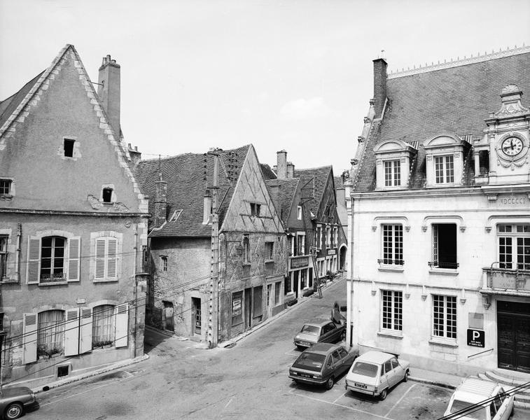 Place de la Panneterie : façades, pignons sur rue, pans de bois.