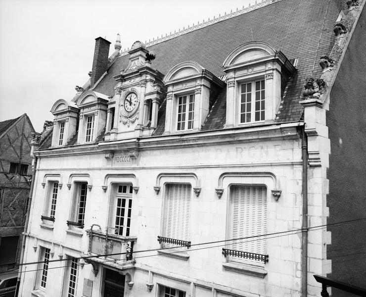 Façade sur la place, premier étage et étage de combles.
