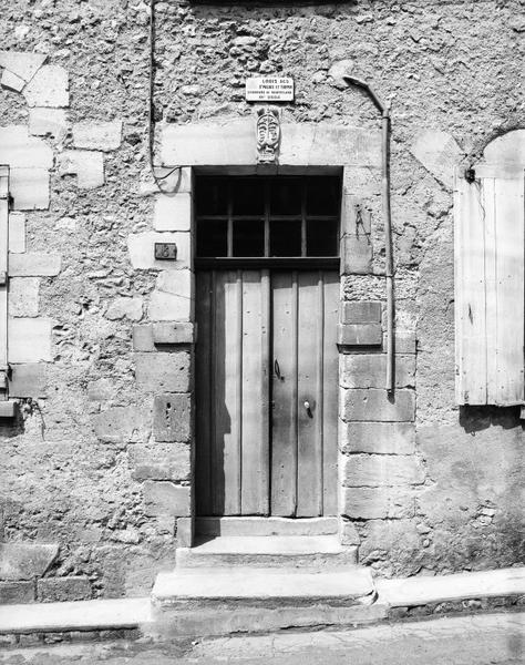 Façade sur rue, porte d'entrée.